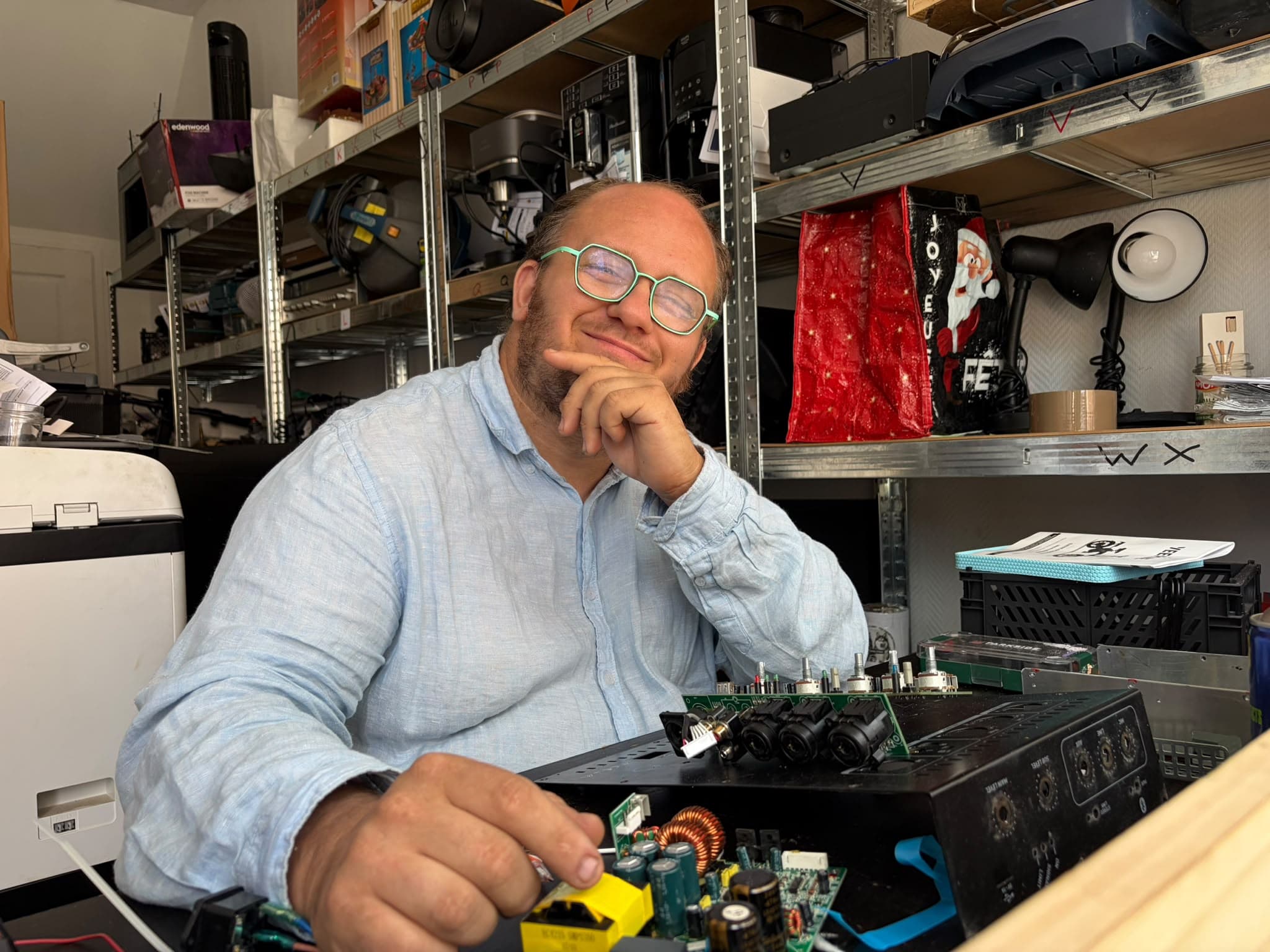 Philippe concentré sur une réparation dans son atelier de Saint-Amand-les-Eaux.