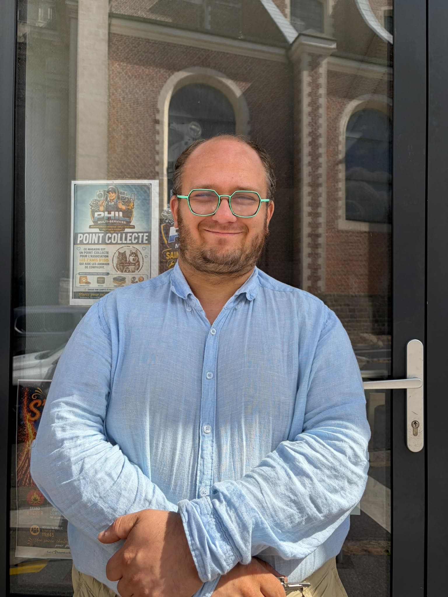 Philippe devant la vitrine de sa boutique, Place du 11 Novembre à Saint-Amand-les-Eaux.