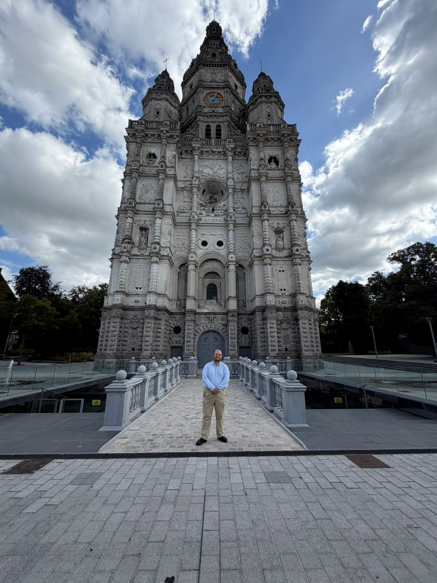 Philippe sourit sur le pont, devant le beffroi de Saint-Amand-les-Eaux.